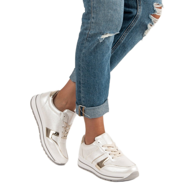 Des baskettes blanches 1