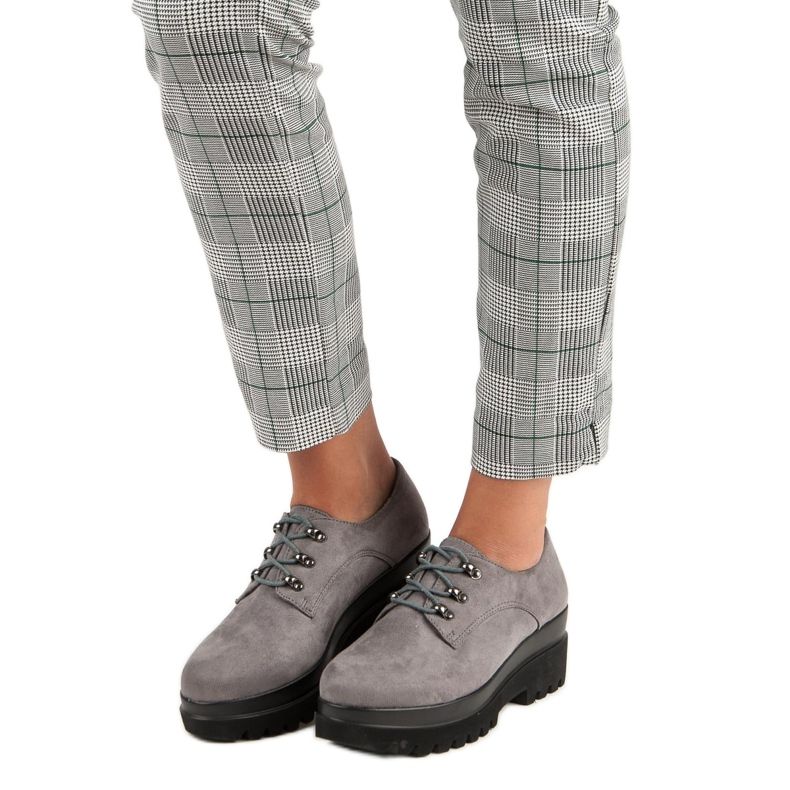 Chaussures en daim gris 2