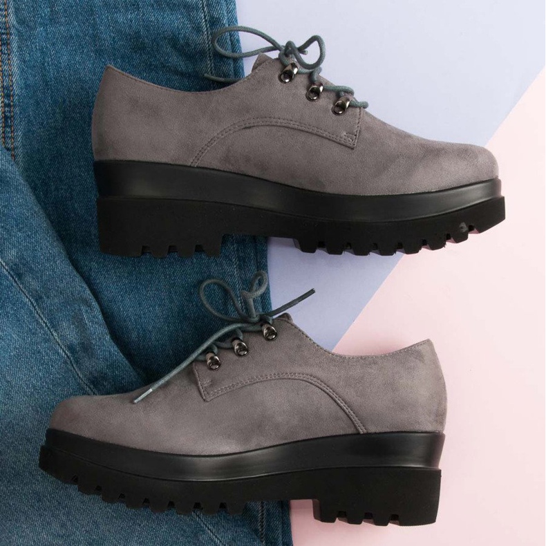 Chaussures en daim gris 1