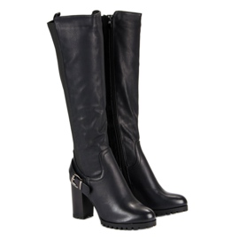 Bottes assorties sur le poteau noir 1