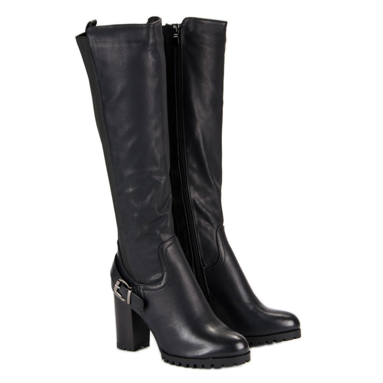 Bottes assorties sur le poteau noir 1