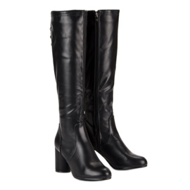 Bottes noires sur le poteau le noir 2