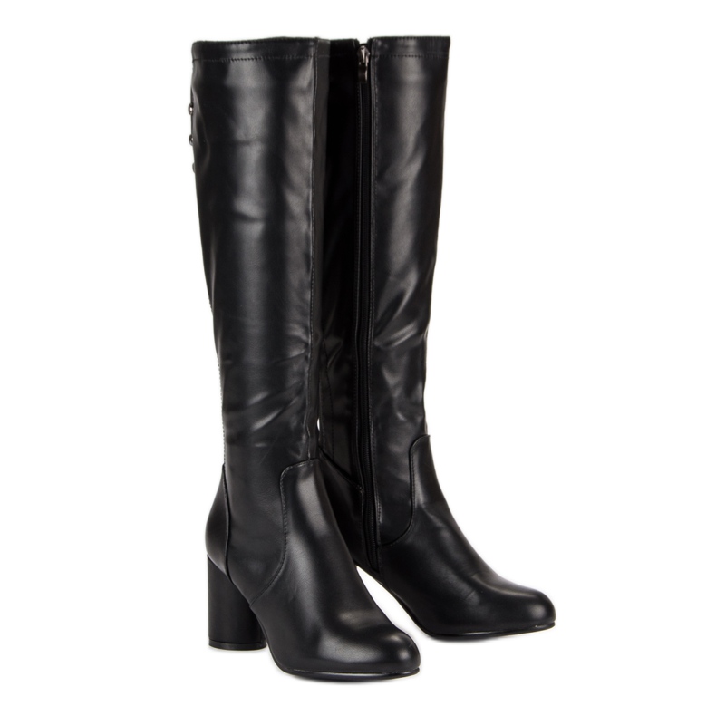 Bottes noires sur le poteau 2