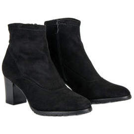 Bottines en daim sur un bar le noir 1