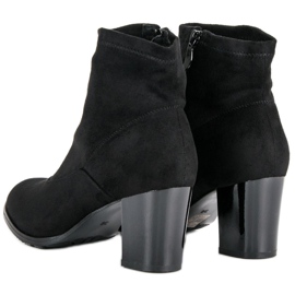 Bottines en daim sur un bar le noir 2
