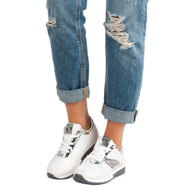 Des chaussures de sport élégantes blanche 1