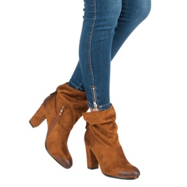 Bottines en daim sur un poteau vinceza brun 2