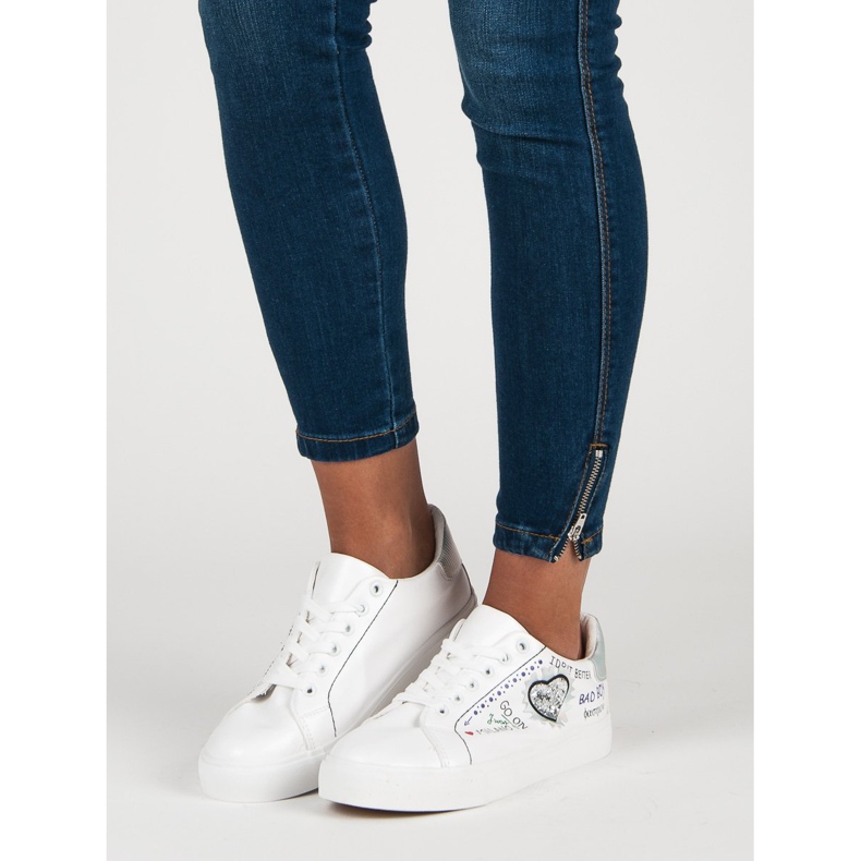 Baskets blanches avec imprimé gris 1