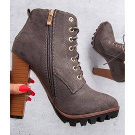 Bottes nouées grises sur le poteau 1