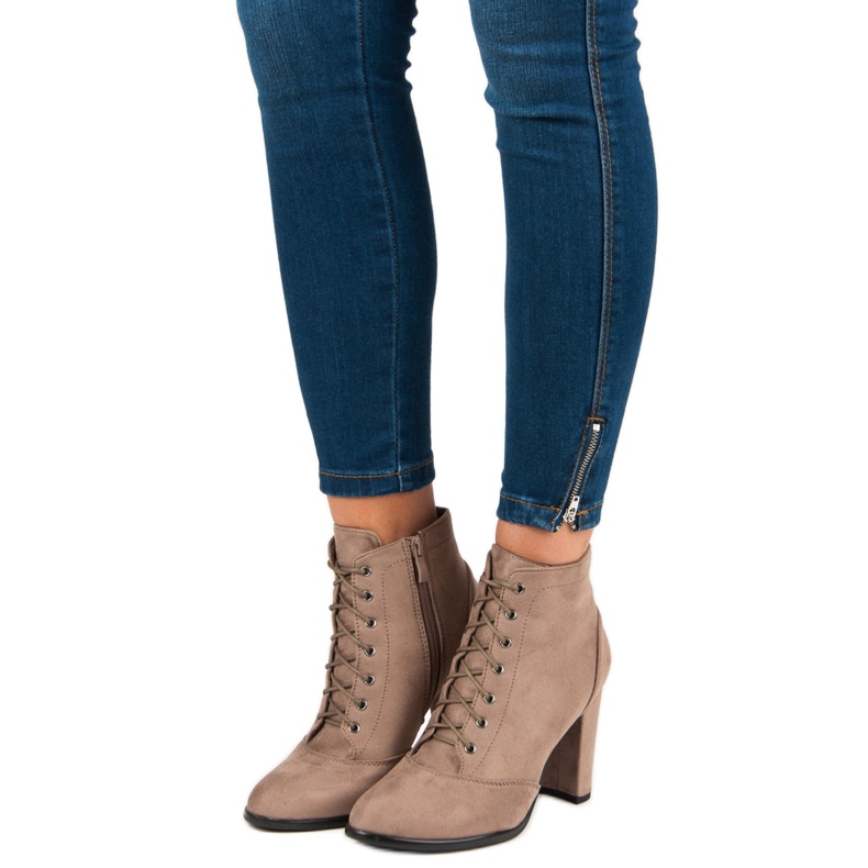 Juliet Bottes nouées sur le poteau brun 1 Juliet Bottes nouées sur le poteau brun 1