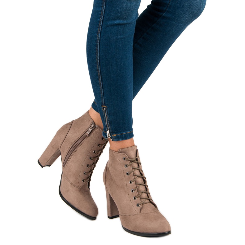 Juliet Bottes nouées sur le poteau brun 2 Juliet Bottes nouées sur le poteau brun 2