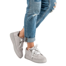 Baskets en daim gris clair 2