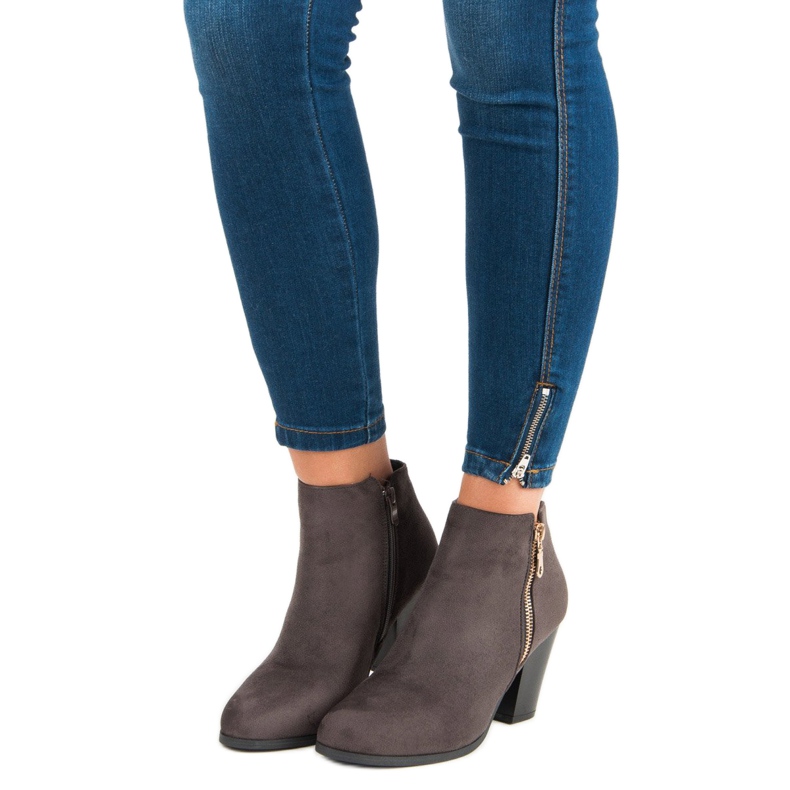 Groto Gogo Bottines en daim sur un bar gris 1