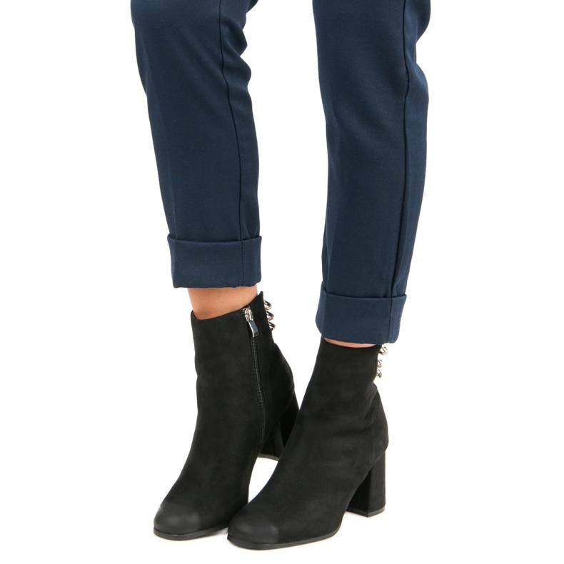 Des bottines stylées sur le poteau VINCEZA noir 1