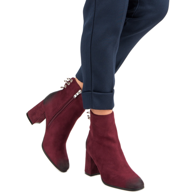 Des bottines stylées sur le poteau VINCEZA rouge 2