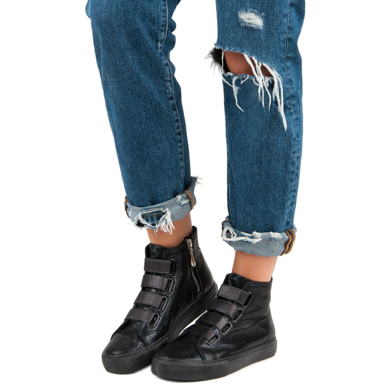 Baskets noires au dessus de la cheville 1