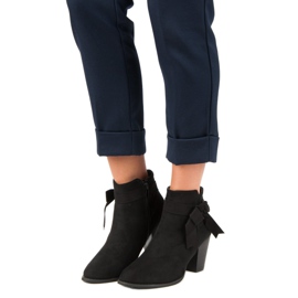SDS Bottines noires sur le poteau le noir 1