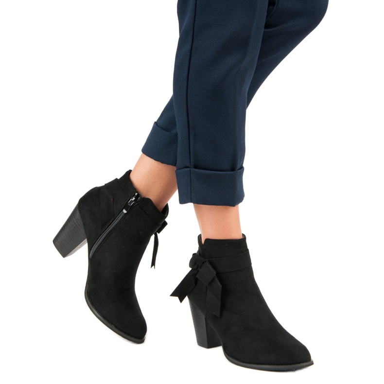 SDS Bottines noires sur le poteau 2