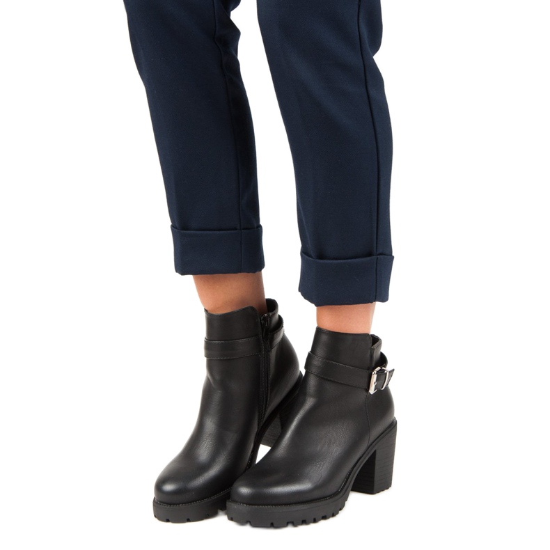 Kayla Des bottes noires tous les jours 1