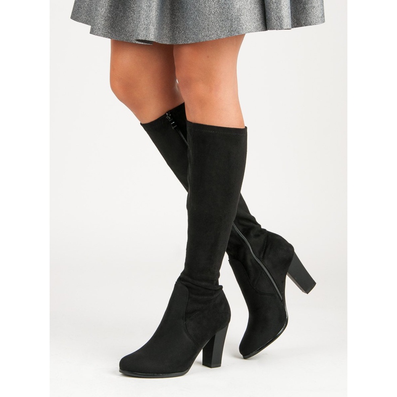 Bottes en daim sur le poteau le noir 1