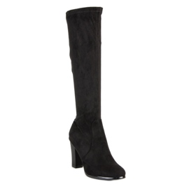 Bottes en daim sur le poteau le noir 2