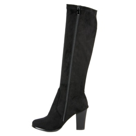 Bottes en daim sur le poteau le noir 3