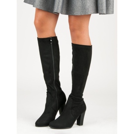 Bottes en daim sur le poteau le noir 4