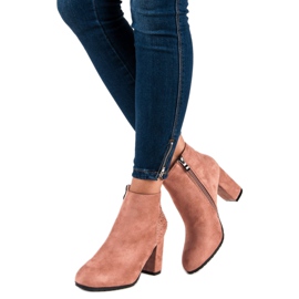Bottines en daim sur le poteau rose 5