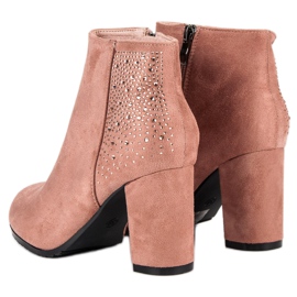 Bottines en daim sur le poteau rose 3