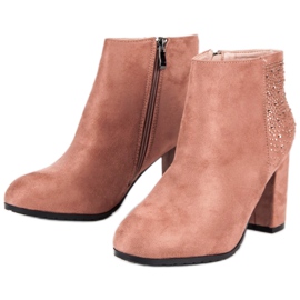 Bottines en daim sur le poteau rose 2