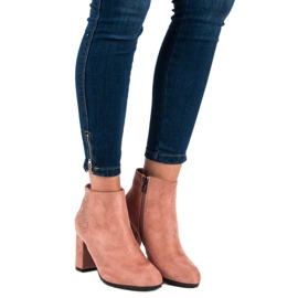Bottines en daim sur le poteau rose 4