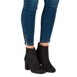 Mannika Bottines en daim sur un bar le noir 4