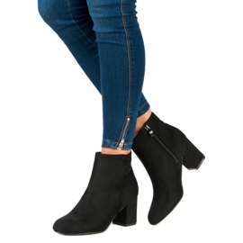 Mannika Bottines en daim sur un bar le noir 5