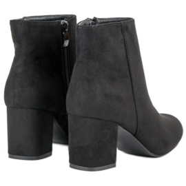 Mannika Bottines en daim sur un bar le noir 2