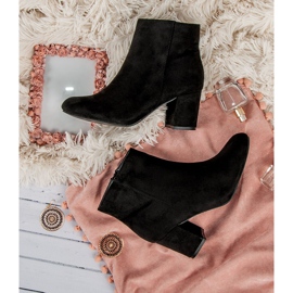 Mannika Bottines en daim sur un bar le noir 7