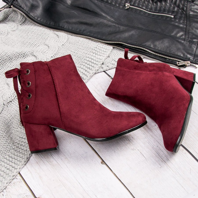 Bottes pour femmes avec une fixation rouge 1