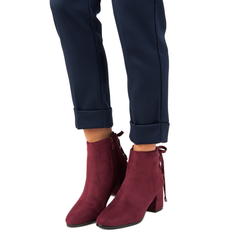 Bottes pour femmes avec une fixation rouge 2