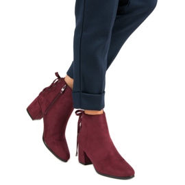Bottes pour femmes avec une fixation rouge 3
