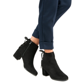 Bottes pour femmes avec une fixation le noir 7
