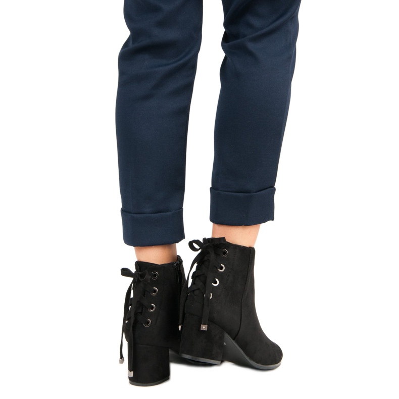 Bottes pour femmes avec une fixation le noir 1