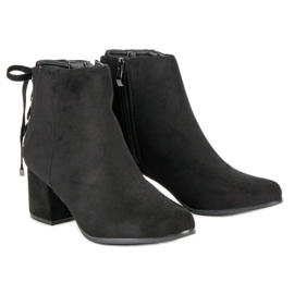 Bottes pour femmes avec une fixation le noir 5