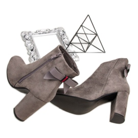 Ideal Shoes Bottes grises élégantes 1 Ideal Shoes Bottes grises élégantes 1