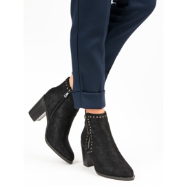 Kylie Bottines noires sur un poteau 1