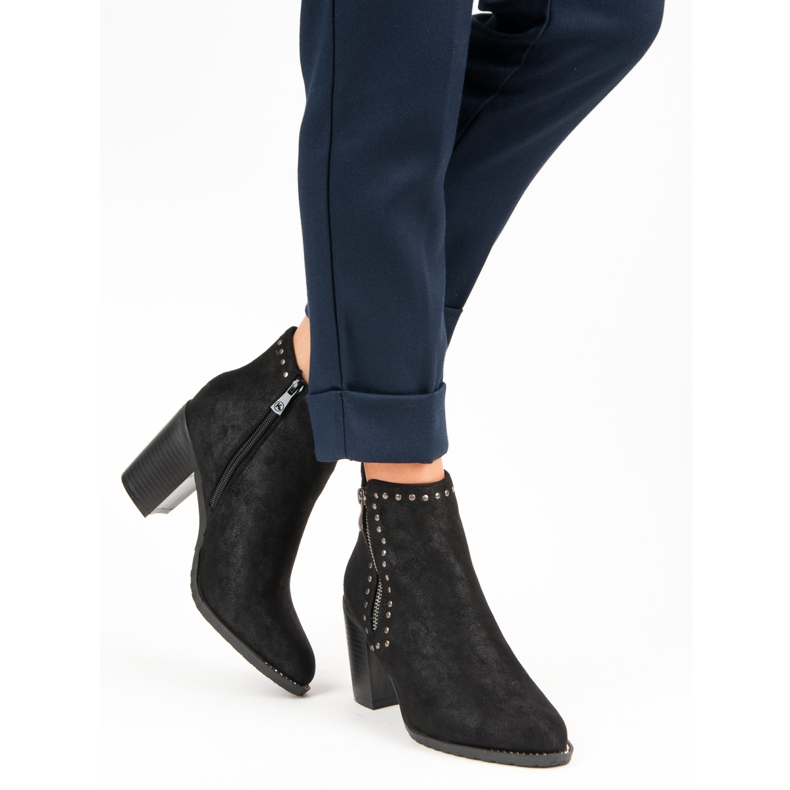 Kylie Bottines noires sur un poteau 1