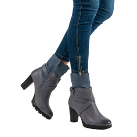 Sixth Sense Bottes à la mode sur le poste gris 1