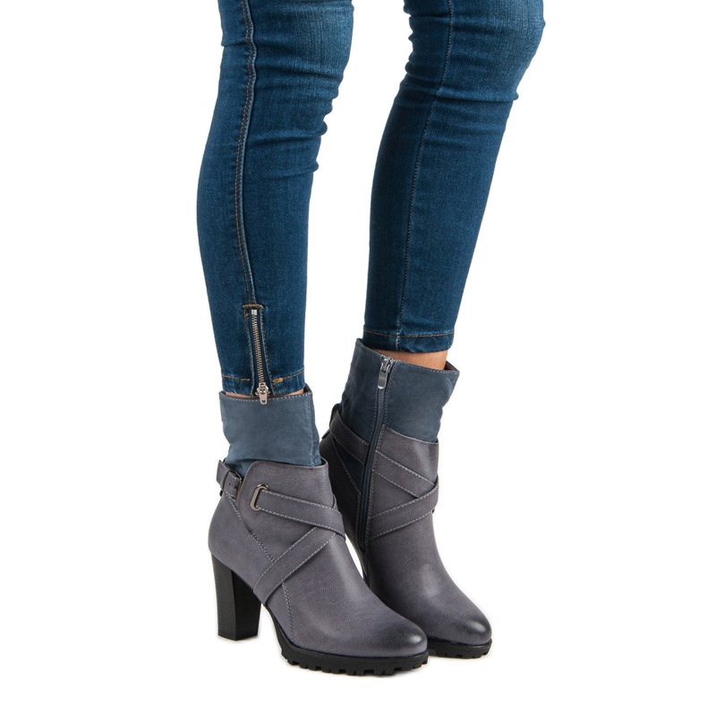 Sixth Sense Bottes à la mode sur le poste gris 2