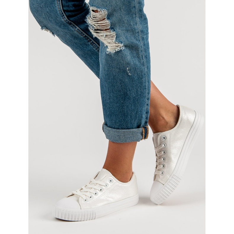 Des baskettes blanches 1