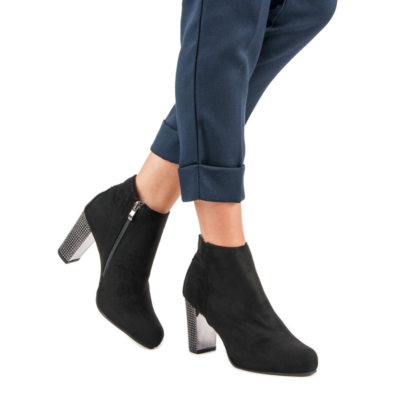 Bottes élégantes sur un poteau noir 1