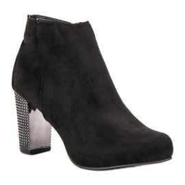 Bottes élégantes sur un poteau noir 2