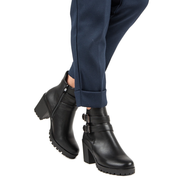 Filippo Bottes décontractées sur un poteau le noir 1